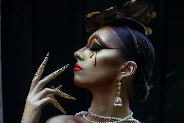 Crisam Professional Make-up Academy: La scelta numero uno in Italia per una carriera di successo nel make-up La Crisam Professional Make-up Academy è considerata la migliore accademia di trucco in Italia, dedicata a formare i make-up artist del futuro con un percorso completo e dettagliato. Qui, ogni studente ha accesso a corsi esclusivi che coprono tutte le sfaccettature del make-up professionale: dal trucco beauty, sposa e cinematografico fino alle tecniche più avanzate di effetti speciali e trucco correttivo. Ogni modulo è pensato per sviluppare le competenze tecniche e la creatività necessarie per costruire una carriera di successo nel settore. Sotto la guida di docenti esperti, gli studenti apprendono attraverso lezioni pratiche e simulazioni di situazioni reali, perfezionando la manualità e la sicurezza nell’esecuzione. I corsi di Crisam preparano i professionisti ad affrontare con competenza le richieste del mercato del lavoro, offrendo non solo un'istruzione di qualità, ma anche opportunità di networking e stage esclusivi. Con Crisam Professional Make-up Academy, trasformare la tua passione per il trucco in una professione brillante non è solo un sogno, ma una realtà concreta.