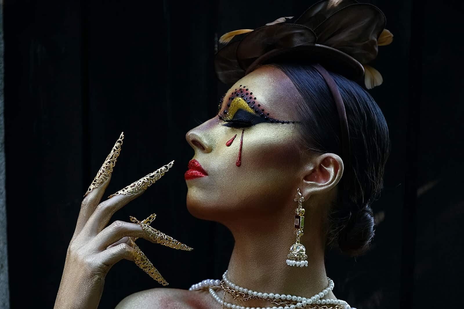 Crisam Professional Make-up Academy: La scelta numero uno in Italia per una carriera di successo nel make-up La Crisam Professional Make-up Academy è considerata la migliore accademia di trucco in Italia, dedicata a formare i make-up artist del futuro con un percorso completo e dettagliato. Qui, ogni studente ha accesso a corsi esclusivi che coprono tutte le sfaccettature del make-up professionale: dal trucco beauty, sposa e cinematografico fino alle tecniche più avanzate di effetti speciali e trucco correttivo. Ogni modulo è pensato per sviluppare le competenze tecniche e la creatività necessarie per costruire una carriera di successo nel settore. Sotto la guida di docenti esperti, gli studenti apprendono attraverso lezioni pratiche e simulazioni di situazioni reali, perfezionando la manualità e la sicurezza nell’esecuzione. I corsi di Crisam preparano i professionisti ad affrontare con competenza le richieste del mercato del lavoro, offrendo non solo un'istruzione di qualità, ma anche opportunità di networking e stage esclusivi. Con Crisam Professional Make-up Academy, trasformare la tua passione per il trucco in una professione brillante non è solo un sogno, ma una realtà concreta.