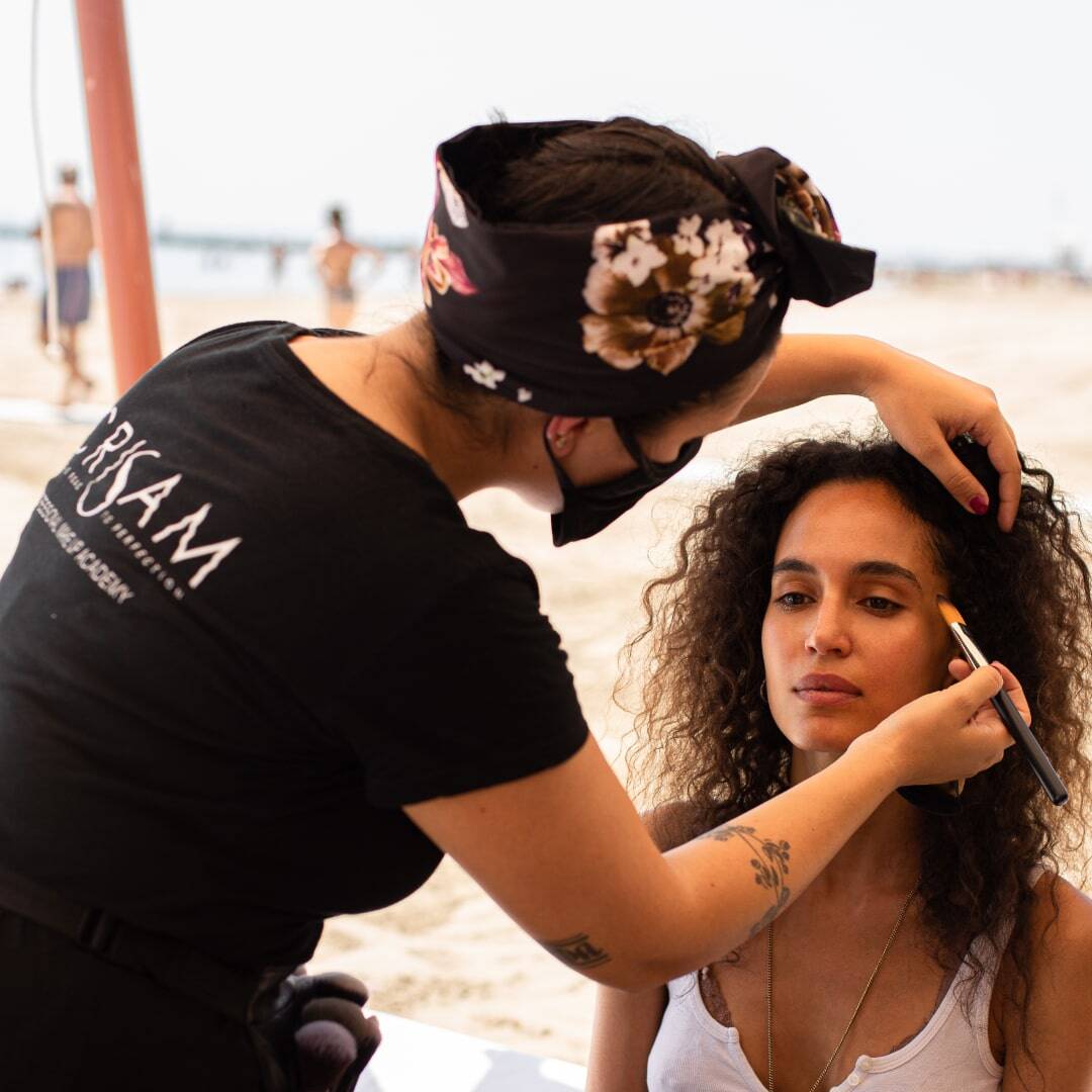 Diventa un Make-up Artist con Crisam Academy: La Scuola di Trucco che Forma i Professionisti di Domani Vuoi trasformare la tua passione per il make-up in una carriera? Crisam Academy è la scuola di make-up in Italia che prepara i truccatori del futuro con una formazione di altissimo livello. Dai fondamentali alle tecniche avanzate, i nostri corsi offrono un percorso completo per diventare make-up artist professionisti. Grazie a docenti esperti, lezioni pratiche e aggiornamenti sulle ultime tendenze beauty, potrai acquisire tutte le competenze necessarie per distinguerti nel settore. Unisciti alla Crisam Academy e inizia oggi il tuo viaggio nel mondo del trucco professionale!