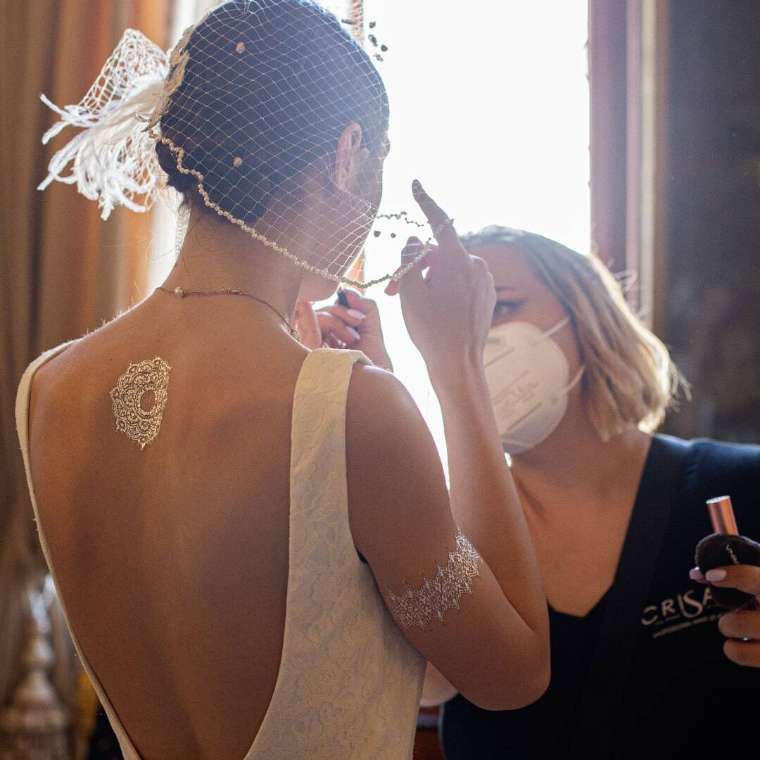 Diventa un Make-up Artist in Italia con Crisam Professional Make-up Academy Se il tuo sogno è diventare un make-up artist professionista in Italia, la Crisam Professional Make-up Academy è la scelta giusta. Con un metodo didattico innovativo e docenti altamente qualificati, questa accademia ti offre una formazione completa e all'avanguardia. Dai fondamentali del trucco correttivo fino alle tecniche più avanzate per moda, cinema e televisione, il percorso formativo di Crisam ti prepara a eccellere in un settore competitivo e in continua evoluzione. Scegli un'accademia di prestigio, riconosciuta per l’eccellenza e il talento dei suoi studenti.