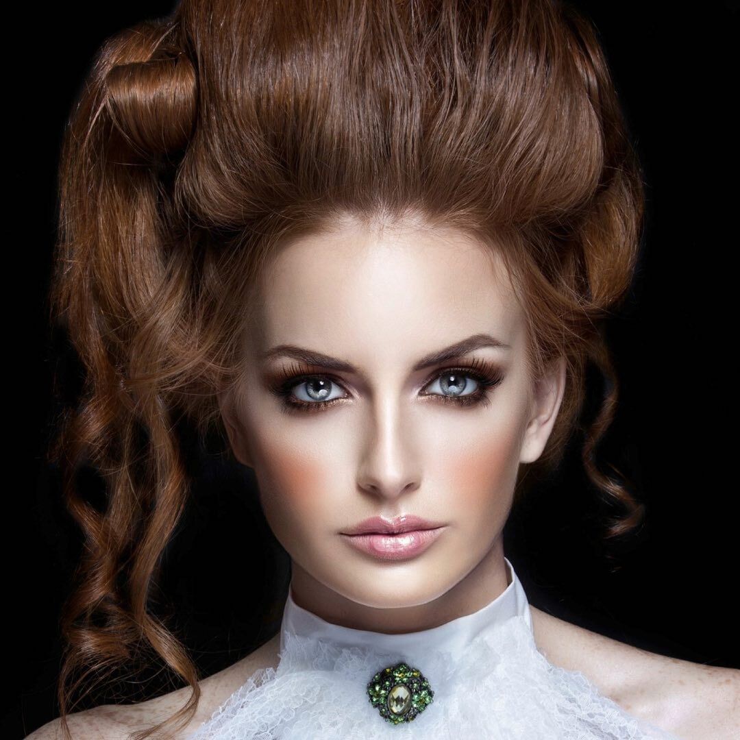 Corsi di Make-up Professionale a Verona: Diventa Make-up Artist con Crisam Professional Make-up Academy La Crisam Professional Make-up Academy è l’accademia di trucco di riferimento in Italia per chi desidera una formazione make-up artist completa e altamente professionale. Situata a Verona, l’accademia offre corsi di trucco professionale pensati per chi vuole trasformare la passione per il make-up in una carriera di successo. I nostri corsi di make-up professionale a Verona in Italia coprono ogni aspetto della professione, dalle basi del trucco alle tecniche più avanzate, garantendo una preparazione pratica e teorica di alto livello. Grazie a un team di docenti esperti e a un metodo didattico innovativo, gli studenti acquisiscono competenze fondamentali per lavorare nel mondo beauty, moda e spettacolo. Scegli la Crisam Professional Make-up Academy per la tua formazione make-up artist e accedi a opportunità professionali concrete. Scopri i nostri corsi di trucco professionale e inizia il tuo percorso verso il successo!