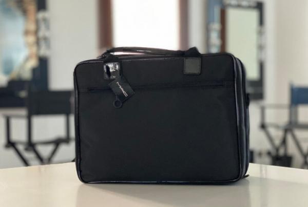 Corso di Trucco Beauty e Make-up Professionale Scopri il mondo del trucco beauty con i corsi professionali di Make-up Crisam. Impara a valorizzare ogni volto grazie alle tecniche di trucco correttivo, trucco camouflage e trucco sposa, utilizzando i prodotti di alta qualità come la valigetta Mac Cosmetics. Il percorso è ideale per chi desidera diventare un vero beauty makeup artist, acquisendo competenze pratiche e teoriche per realizzare look eleganti, armoniosi e personalizzati. Ogni lezione è studiata per sviluppare precisione, creatività e conoscenza dei colori, rendendoti pronta a lavorare nel settore professionale del make-up. Iscriviti al corso di trucco beauty e trasforma la tua passione in carriera.