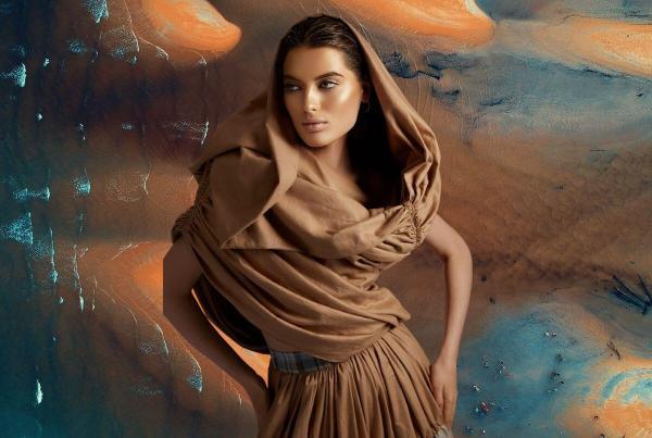 Feed Instagram, Il Make-Up come Espressione Creativa Genesis non si limita a insegnare tecniche di trucco, ma spinge gli studenti a vedere il make-up come un'arte. Attraverso la creatività e l'innovazione, gli studenti trasformano visi in tele su cui dipingere. Questo progetto sfida i confini del make-up tradizionale. Moda e Make-Up: Una Sinfonia di Stile La Moda come Ispirazione La moda è un elemento chiave in Genesis. Gli studenti di IED Milano portano il loro talento nella progettazione di abiti straordinari, che si sposano perfettamente con il make-up creato dagli studenti di Crisam. La sinergia tra moda e make-up crea risultati incredibili. Un Nuovo Modo di Vedere la Bellezza Una Visione Creativa Unica Genesis offre una nuova prospettiva sulla bellezza. Non si tratta solo di trucco o moda, ma di espressione artistica. Gli studenti stanno aprendo nuovi orizzonti, sfidando le norme convenzionali e creando un'esperienza unica per tutti coloro che amano la bellezza. Non perderti questa straordinaria fusione di arte, moda e make-up. Genesis è il futuro della bellezza, e lo stiamo scrivendo insieme. Scopri un mondo in cui la creatività non ha limiti e la bellezza è un'opera d'arte. Moda e Make-up, Un'Esperienza Unica: Il Progetto Genesis