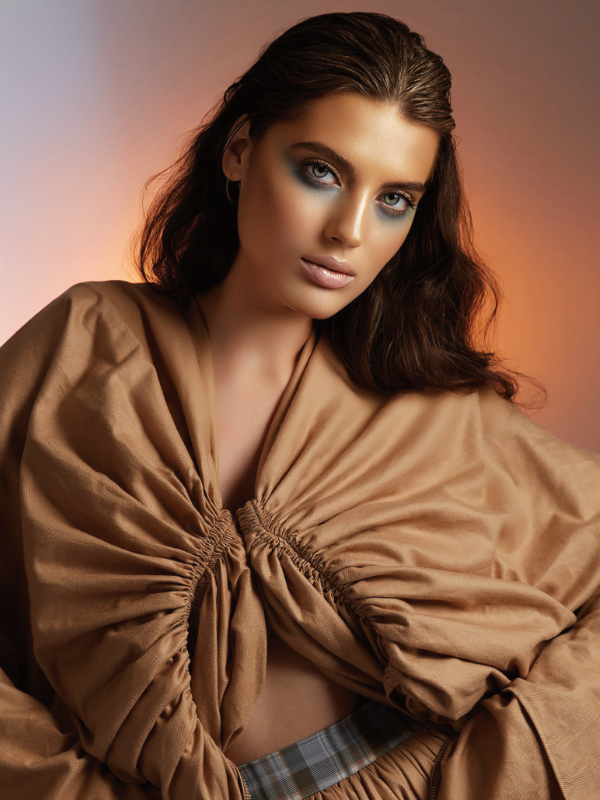 L'Incredibile Connubio tra Arte, Moda e Make-up È giunto il momento di gettare uno sguardo profondo nel mondo affascinante della bellezza, un mondo che si sta evolvendo con una creatività straordinaria. Ecco un'opportunità unica per esplorare l'incontro magico tra arte, moda e make-up.