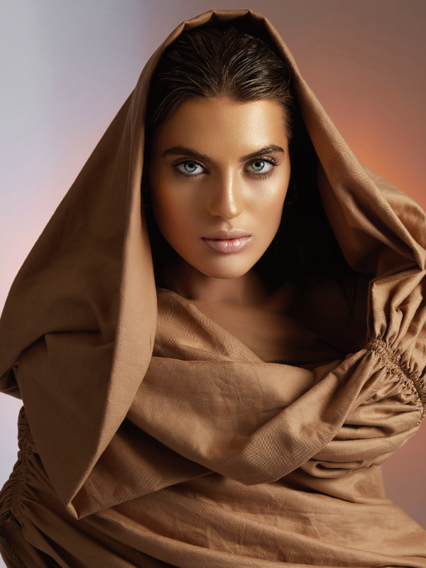 Dove la Creatività e la Bellezza Si Fondono in un'unica Visione Genesis è molto più di un semplice progetto; è una fusione di talento, creatività e passione. Qui, l'arte prende vita attraverso il make-up, trasformando volti in opere d'arte viventi. La moda si mescola con la bellezza per creare stili straordinari e audaci. Moda e Make-up by Crisam Make-up Academy