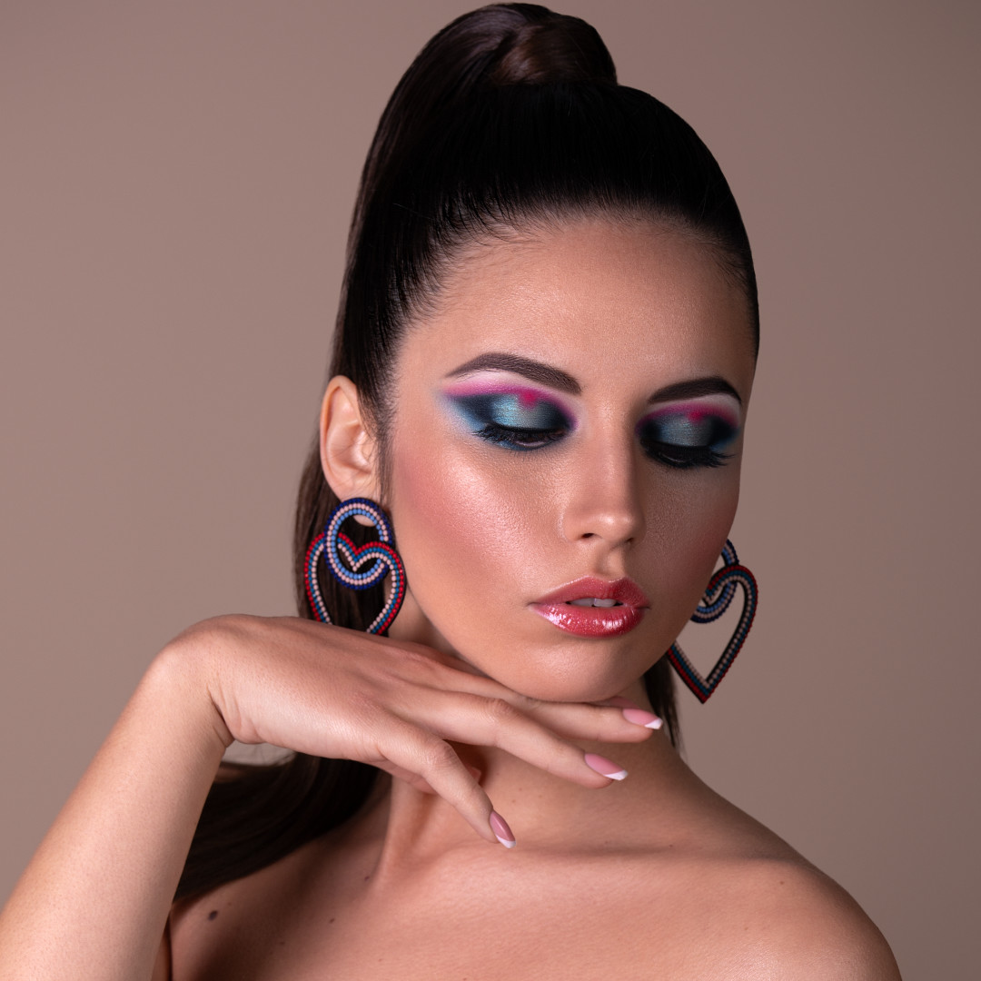 Scopri il Mondo del Colorful Makeup con Crisam Make-up Academy Entra nel vibrante universo del trucco con Crisam Make-up Academy, riconosciuta come una delle accademie di make-up più prestigiose d'Italia. La nostra passione per l'arte del make-up ci spinge a offrire corsi che non solo insegnano le tecniche più avanzate, ma anche a esplorare la propria creatività attraverso il colore. Il workshop "Colorful Makeup" firmato Crisam è la tua occasione per imparare a maneggiare i colori con audacia e sofisticatezza, guidato da professionisti del settore che hanno trasformato la loro passione in carriera. Questo corso è ideale per chiunque voglia approfondire la conoscenza del make-up artistico e sperimentare con nuove tendenze, tecniche innovative e palette accattivanti. Che tu sia un principiante desideroso di esplorare il mondo del trucco o un professionista che cerca di perfezionare le proprie abilità, il workshop "Colorful Makeup" di Crisam Make-up Academy è ciò che fa per te. Unisciti a noi per un'esperienza formativa unica, dove la teoria incontra la pratica in un ambiente stimolante e creativo. Trasforma la tua passione per il make-up in arte con Crisam Make-up Academy.