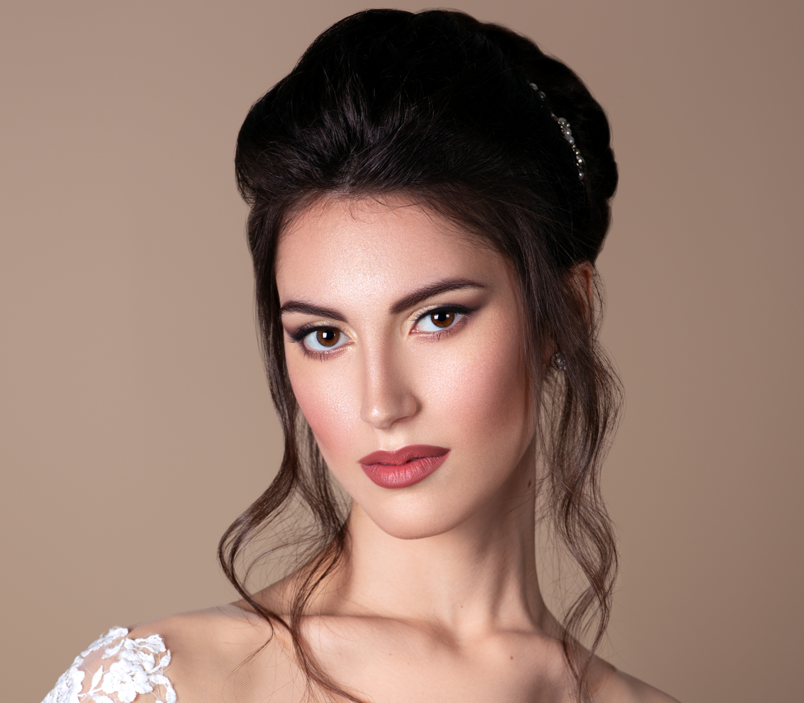 Diventa un Make-up Artist di Successo con i Corsi di Trucco Crisam Trasforma la tua passione in una professione con i corsi di trucco Crisam! Situata a Verona, la nostra accademia offre una formazione di 15 mesi che ti preparerà a entrare nel mondo dello spettacolo e della bellezza. Certificazione internazionale inclusa. La tua carriera da make-up artist professionista inizia qui!