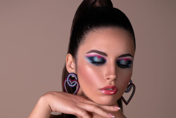 Diventa un Truccatore di Successo con CRISAM Formazione di Elite nel Make-up La CRISAM Professional Make-up Academy si distingue per i suoi corsi di trucco e workshop, progettati per trasformare la passione per il make-up in una professione di successo. Attraverso un approccio pratico e innovativo, l'accademia insegna le tecniche più avanzate del trucco beauty, preparando i futuri professionisti a distinguersi nel mercato del lavoro. Un Team di Professionisti al Tuo Servizio Guidati da Shamanta, una docente di grande esperienza e professionalità, gli studenti di CRISAM ricevono una formazione completa che abbraccia tutti gli aspetti del trucco professionale. La filosofia dell'accademia si basa sulla convinzione che la chiave del successo risieda nella passione, nella competenza e nell'impegno costante. Un Futuro Luminoso nel Trucco Professionale Con CRISAM, gli studenti hanno l'opportunità di entrare a far parte di un network professionale esclusivo, che apre le porte a numerose opportunità di lavoro nel settore del make-up. L'accademia si impegna a fornire una formazione di alta qualità, che permette di acquisire le competenze necessarie per eccellere come truccatori professionisti. Questi testi forniscono una panoramica comprensiva e accattivante dell'offerta formativa di CRISAM, evidenziando i punti di forza e le opportunità uniche che l'accademia offre ai suoi studenti.