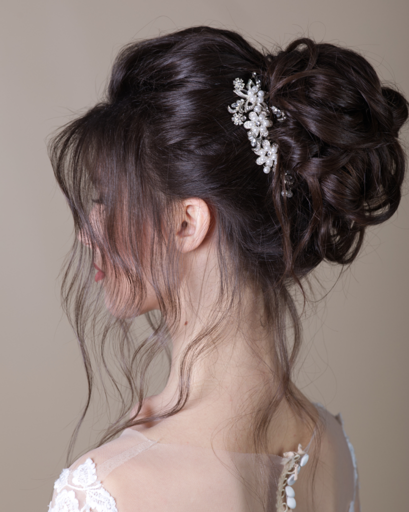 Sposa Radiosa: Corso di Acconciature Sposa a Verona per un Look Indimenticabile Sottotitolo: Scopri il fascino della città di Verona mentre impari le tecniche per creare acconciature da sposa incantevoli e indimenticabili. Immergiti nell'atmosfera romantica di Verona mentre perfezioni le tue abilità di hairstyling con il nostro corso dedicato alle acconciature da sposa. Attraverso le nostre lezioni specializzate e le sessioni pratiche, avrai l'opportunità di creare look che catturino l'essenza del romanticismo veronese, regalando alle spose un'esperienza unica e indimenticabile nel giorno più importante della loro vita.