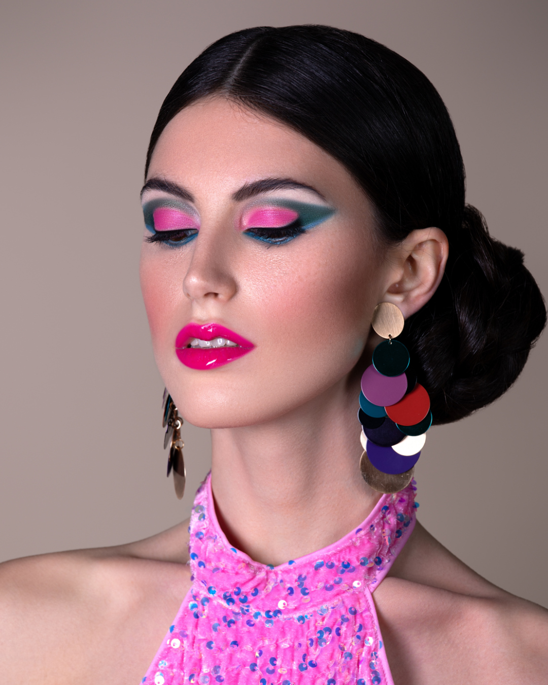 Scopri la tua creatività a Verona!" Entra nel mondo vibrante del trucco colorato con il nostro workshop esclusivo a Verona! Sperimenta le ultime tendenze e impara i segreti per creare look audaci e unici che esprimono la tua personalità. Non perdere l'opportunità di lasciare il tuo segno con il trucco colorato!