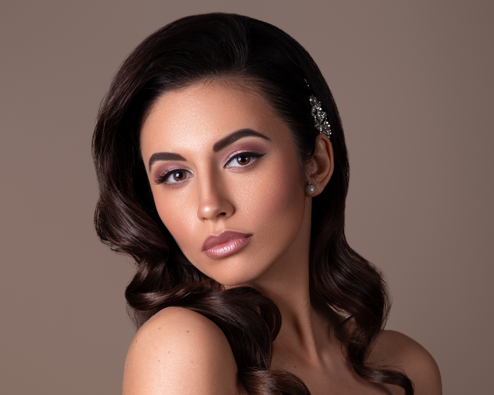 Immergiti nel mondo dell'eleganza e della raffinatezza con il Workshop di Trucco Sposa offerto dalla Crisam Professional Makeup Academy, un corso esclusivo pensato per chi aspira a diventare un professionista nel settore del makeup nuziale. Questa opportunità formativa si distingue per il suo approccio intensivo e personalizzato, che combina lezioni teoriche con sessioni pratiche, permettendo ai partecipanti di sviluppare abilità tecniche avanzate e di apprendere l'uso di prodotti di alta qualità. Guidati da esperti makeup artist con anni di esperienza nel trucco sposa, i corsisti esploreranno diverse tecniche per realizzare look nuziali che sappiano esaltare la bellezza naturale di ogni sposa, rispettando le sue preferenze e il tema del matrimonio. Il corso coprirà tutti gli aspetti fondamentali, dalla preparazione della pelle alla selezione dei colori, fino alle ultime tendenze del trucco sposa, fornendo gli strumenti necessari per affrontare con sicurezza qualsiasi sfida professionale. Al termine del workshop, avrai acquisito non solo una conoscenza approfondita delle tecniche specifiche per il trucco da sposa, ma anche la capacità di creare look personalizzati che parleranno direttamente al cuore delle tue clienti, garantendo loro di sentirsi bellissime nel giorno più importante della loro vita. Iscriviti ora alla Crisam Professional Makeup Academy e inizia il tuo percorso verso il successo nel dinamico mondo del trucco professionale. Con il nostro workshop, la tua carriera nel makeup nuziale è pronta a decollare.