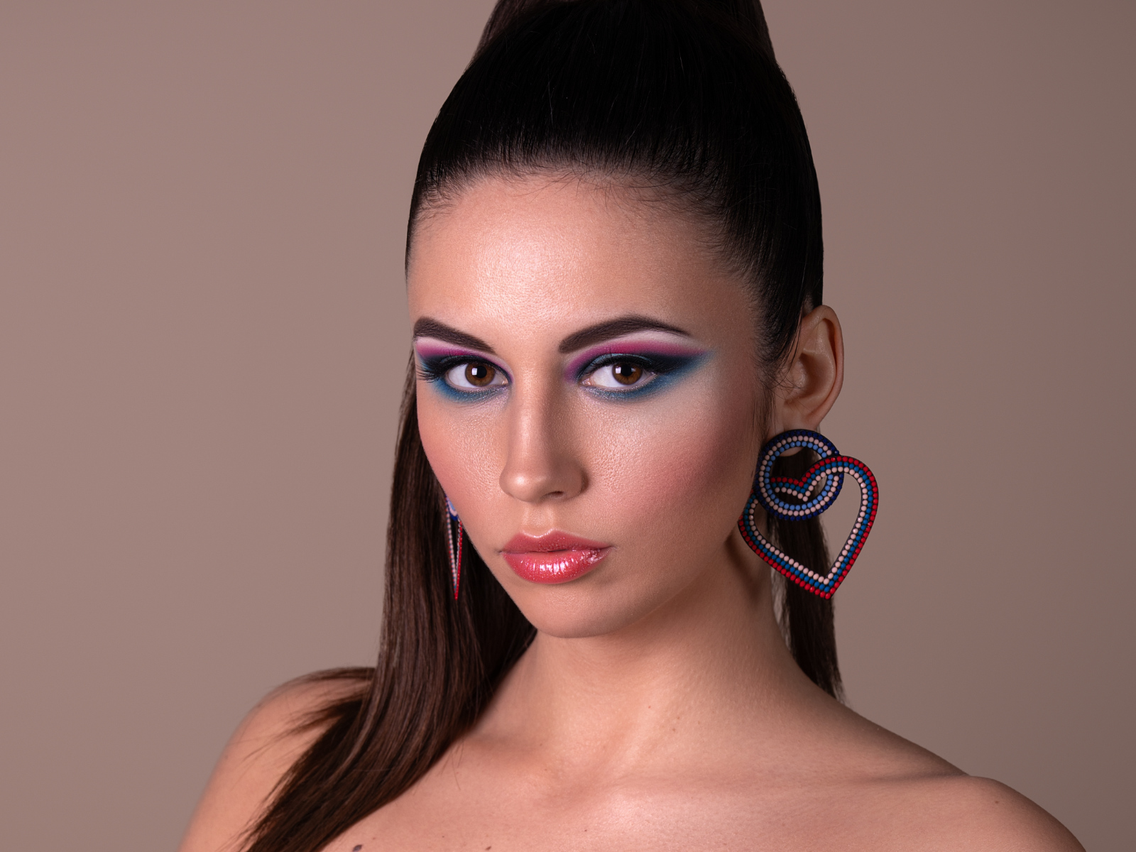 Esplora la Creatività al Workshop Colorful Make-up di Crisam Academy Un viaggio nel colore e nell'arte del trucco Nel cuore dell'estetica moderna, l'Accademia di Trucco Crisam presenta il suo esclusivo workshop "Colorful Make-up". Un'esperienza formativa unica, dedicata a chi desidera esplorare le infinite possibilità del make-up attraverso l'uso audace e creativo del colore. Guidati da esperti del settore, i partecipanti scopriranno tecniche innovative e tendenze all'avanguardia, imparando a valorizzare ogni tipo di bellezza con tocchi di colore vibranti. Il workshop è pensato per aspiranti make-up artist che vogliono distinguersi nel panorama della bellezza, offrendo strumenti, ispirazione e competenze per creare look mozzafiato. Unisciti a noi per trasformare la tua passione in arte e dare vita a creazioni che lasciano il segno. Sottotitolo: Diventa Protagonista del Cambiamento nel Mondo del Make-up Il Workshop Colorful Make-up di Crisam Academy è più di un semplice corso; è una porta verso nuovi orizzonti professionali nel mondo del make-up artistico. Attraverso sessioni pratiche ed esercitazioni, i partecipanti avranno l'opportunità di sperimentare direttamente sul campo, mettendo a frutto le conoscenze acquisite e sviluppando uno stile personale distintivo. Al termine del workshop, ogni artista sarà equipaggiato per affrontare le sfide del mercato attuale, portando un soffio di freschezza e originalità nel settore. Non perdere l'occasione di far parte di una community di talenti emergenti, pronti a fare la differenza con la loro arte. Iscriviti ora al Workshop Colorful Make-up e inizia il tuo viaggio verso il successo con Crisam Academy.