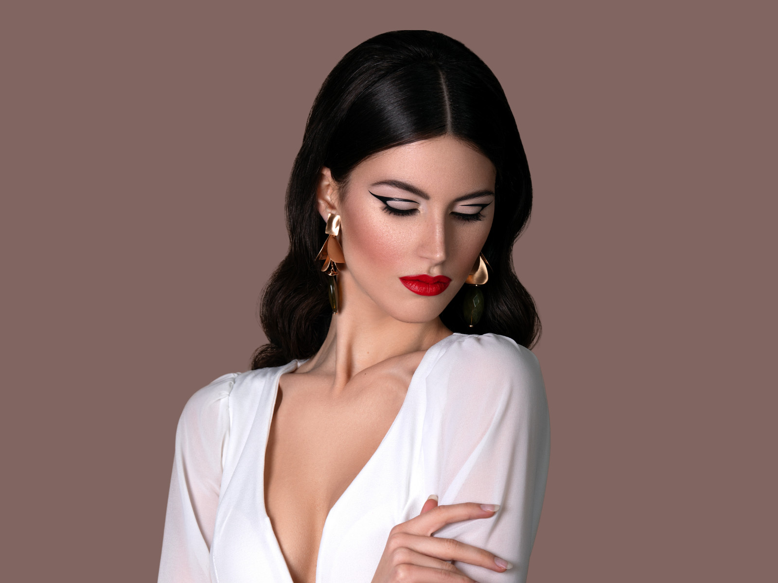 Realizza il Tuo Sogno nella con Crisam Make-up Academy Diventa un Make-up Artist di successo con una Formazione di Elite Nell'ambito della bellezza, l'Accademia di trucco in Italia, Crisam Professional Make-up Academy, si distingue come un istituto di formazione d'avanguardia, dedicato a coloro che sognano di trasformare la loro passione per il make-up in una carriera di successo. Con un programma didattico ricco e variegato, Crisam offre corsi di trucco che coprono tutti gli aspetti del make-up professionale, dalla teoria alla pratica, assicurando agli studenti una preparazione completa e attenta alle ultime tendenze del settore. Un Ambiente Stimolante per Crescere Professionalmente La Crisam Academy è più di una semplice scuola di make-up; è una comunità dove talento e creatività si incontrano per dare vita a progetti innovativi. Grazie all'utilizzo di materiali di alta qualità e alla guida di insegnanti esperti, gli studenti sono immersi in un ambiente che favorisce la crescita personale e professionale. Collaborazioni con eventi di moda e shooting fotografici sono solo alcune delle opportunità esclusive a cui potrai accedere, ampliando il tuo network e costruendo un portfolio di valore.