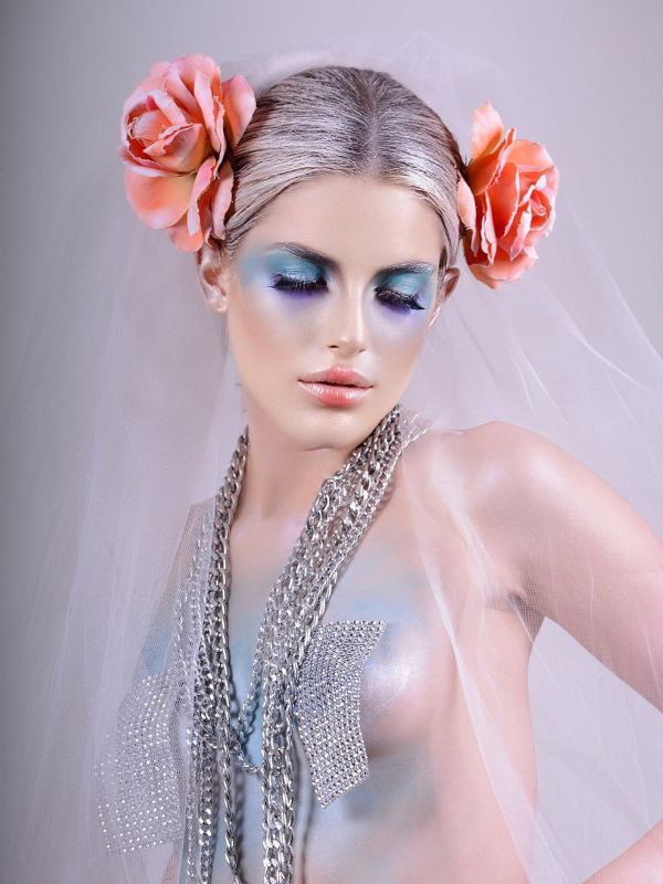 Corso di Trucco Beauty 2 - Un Passo Avanti nella Professione La Crisam Professional Make-up Academy presenta il Corso di Trucco Beauty 2, un’opportunità imperdibile per chi desidera approfondire le proprie competenze nel mondo del make-up. Questo corso rappresenta il livello successivo per tutti coloro che hanno già acquisito le basi del trucco beauty e sono pronti a scoprire tecniche più avanzate e segreti del mestiere per distinguersi nel settore. Frequentare l’accademia Crisam significa immergersi in un ambiente professionale e stimolante, dove la passione per il make-up si fonde con la voglia di imparare. Samantha e il suo staff, lodati per la loro professionalità e umanità, guidano gli studenti in un viaggio formativo intenso e ricco di soddisfazioni. L’esperienza di una studentessa lo conferma: grazie all’accademia, ha potuto realizzare un sogno, acquisendo conoscenze preziose e la possibilità di lavorare nel campo del make-up. Il Corso di Trucco Beauty 2 non è solo un’occasione di apprendimento, ma anche un punto di partenza per chi aspira a un percorso di crescita continua. L’accademia, nota per la sua struttura accogliente e ben organizzata, è il luogo ideale dove potenziare le proprie abilità e prepararsi a future opportunità professionali. Grazie a Crisam, il percorso di apprendimento nel trucco beauty diventa un’esperienza unica, capace di aprire nuove porte nel mondo del make-up professionale.