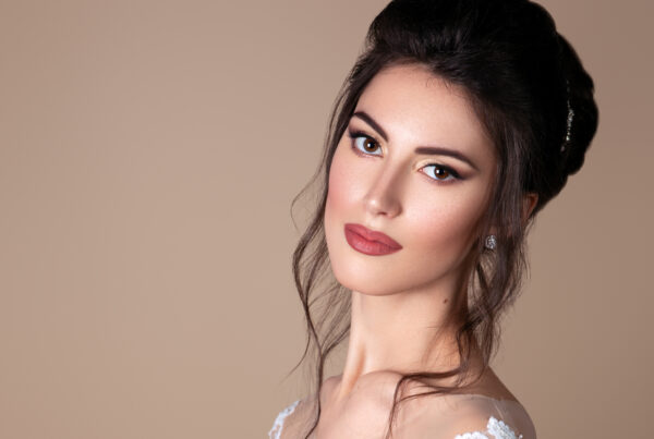 Trasforma la tua Passione in Professione Titolo: Diventa Esperto di Bellezza con il Corso di Trucco Beauty Crisam Sottotitolo: Impara dalle Fondamenta Scopri il mondo del trucco professionale con il Corso di Trucco Beauty Crisam. Dedicato a chi sogna di trasformare la propria passione per il makeup in una carriera di successo, questo corso ti guiderà attraverso le tecniche fondamentali e le ultime tendenze del settore. Da principiante a esperto, ogni lezione è progettata per fornire una solida base teorica e pratica. Sottotitolo: Tecniche Avanzate e Tendenze Non solo imparerai a realizzare look impeccabili per ogni occasione, ma scoprirai anche i segreti delle tecniche più avanzate, come il contouring e l'highlighting. Il Corso di Trucco Beauty Crisam ti terrà aggiornato sulle ultime tendenze, permettendoti di esplorare la creatività e l'innovazione nel mondo del beauty.