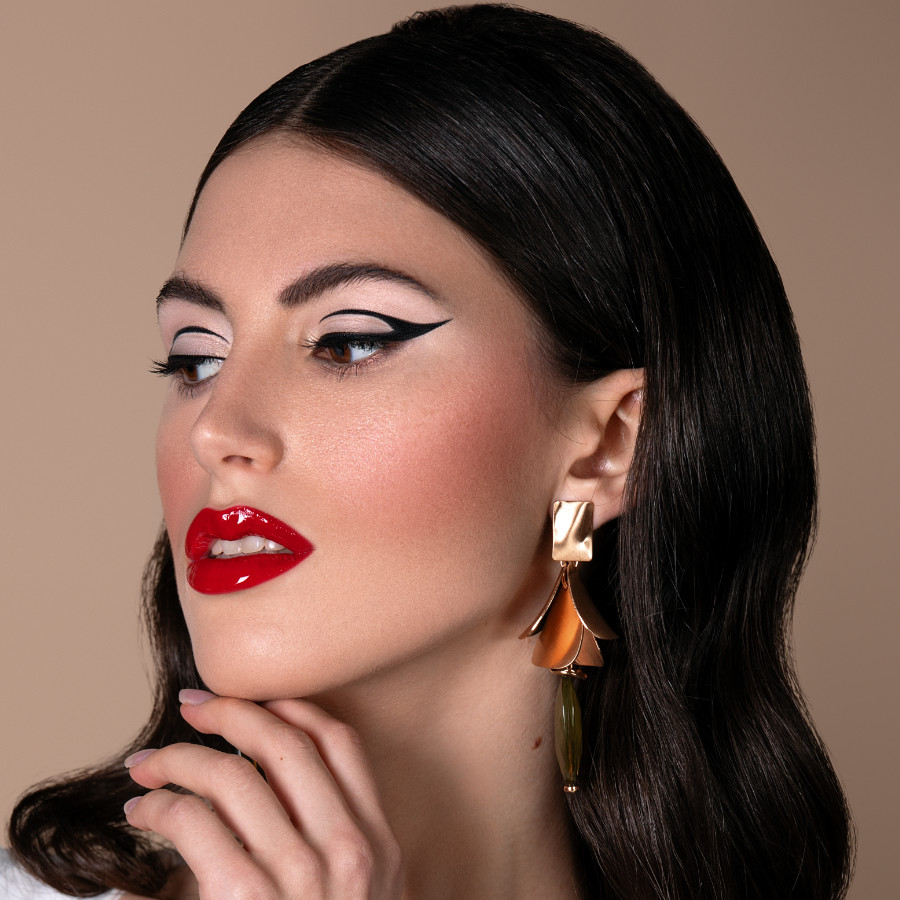 Crisam Makeup Academy: Punto di Riferimento per Aspiranti Make-up Artist Formazione Completa e Avanzata La Crisam Makeup Academy è riconosciuta per la sua eccellenza nel campo del make-up in Italia. Offre corsi che vanno dai fondamenti del trucco fino alle tecniche più avanzate, ideali sia per principianti che per professionisti che desiderano perfezionare le loro abilità. Gli studenti vengono preparati a lavorare in vari ambiti del settore, come cinema, televisione e moda, garantendo una formazione che combina pratica e teoria in maniera equilibrata.