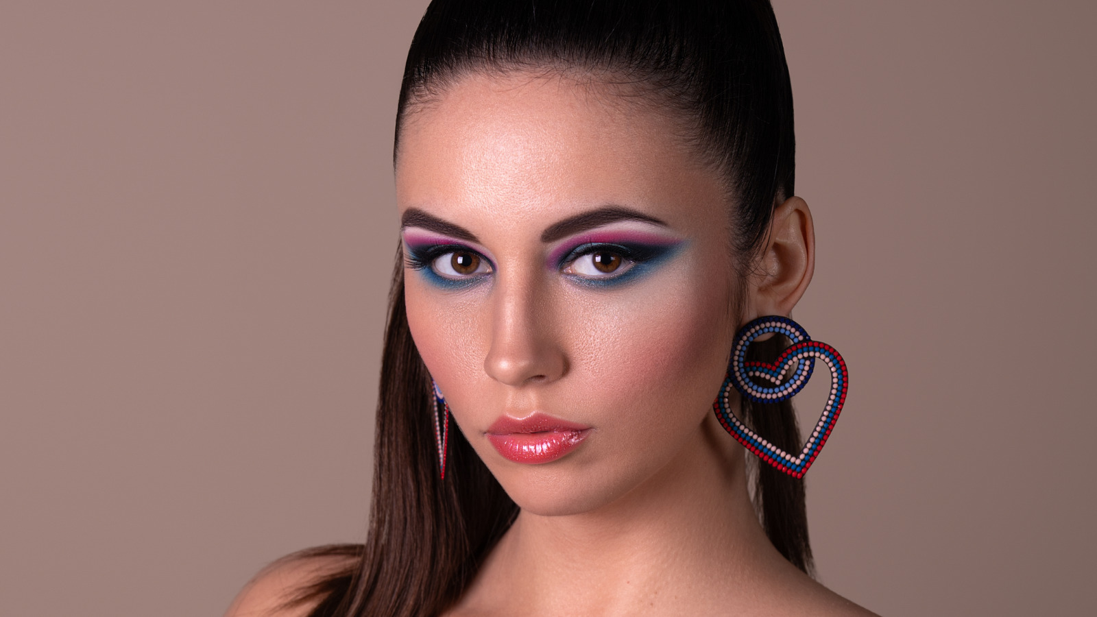 Scopri i Corsi di Make-up Crisam In un mondo dove l'arte del make-up è in costante evoluzione, scegliere il giusto corso per approfondire le tue competenze è fondamentale. I corsi di make-up Crisam, i migliori corsi di trucco in Italia, rappresentano una scelta eccellente per chi cerca un percorso formativo di alta qualità. Presso Crisam, ogni corso è strutturato per offrire sia a principianti sia a truccatori esperti tutte le tecniche più innovative e le tendenze del momento. Gli istruttori dei corsi Crisam sono professionisti del settore con anni di esperienza, pronti a trasmettere non solo le loro abilità tecniche, ma anche segreti e consigli utili per emergere nel mondo del beauty. Dal make-up base fino alle tecniche più avanzate, come l'airbrush o il contouring, Crisam offre un ventaglio completo di moduli formativi che si adattano a ogni necessità. Oltre alla qualità dell'insegnamento, Crisam pone grande attenzione all'ambiente di apprendimento, offrendo strutture all'avanguardia e kit di trucco professionali per permettere agli studenti di esercitarsi al meglio. Partecipare a uno dei corsi di make-up Crisam non significa solo imparare a truccare, ma entrare in una community di professionisti che condividono la stessa passione per il make-up.