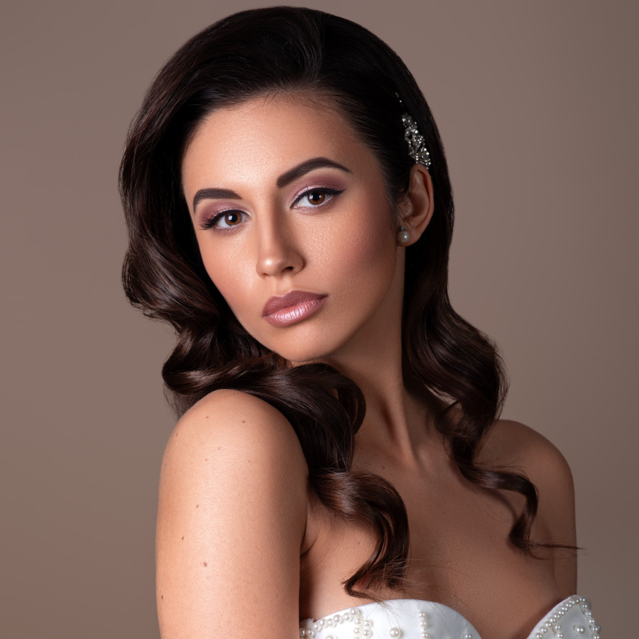 Quanto Costa un Corso di Trucco in Italia? Analisi dei Prezzi e Opzioni Il prezzo di un corso di trucco in Italia varia significativamente a seconda del tipo di formazione scelta. I workshop brevi, che durano pochi giorni, possono costare da €200 a €500, ideali per chi vuole un'introduzione rapida al mondo del make-up. Per coloro che ambiscono a diventare veri professionisti, i corsi completi possono variare da €2,000 a €10,000. Questi includono una formazione approfondita che copre teoria e pratica, con opportunità di stage e collaborazioni nel settore.