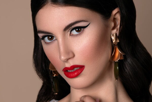 Perché Scegliere Crisam Makeup Academy? Vantaggi e Opportunità Scegliere la Crisam Makeup Academy per la formazione da make-up artist significa optare per una scuola che offre un'istruzione di alta qualità, docenti esperti, e accesso a un ampio network professionale. La scuola promuove un approccio innovativo al trucco, preparando gli studenti a rispondere efficacemente alle richieste del mercato contemporaneo.