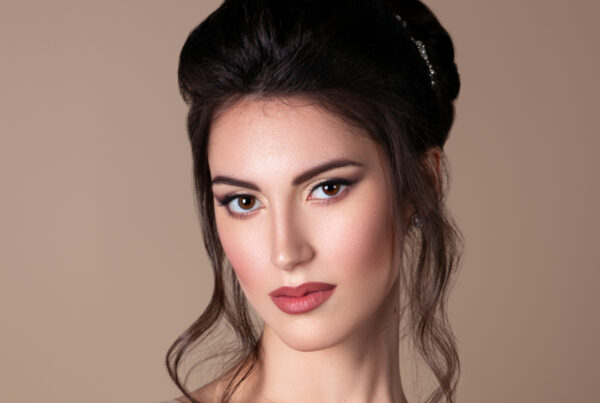 Esplora i Migliori Corsi di Trucco Online in Italia Vuoi diventare un maestro del trucco? I migliori corsi di trucco online in Italia ti aspettano! Che tu sia un principiante desideroso di imparare le basi o un professionista alla ricerca di tecniche avanzate, troverai un corso perfetto per le tue esigenze. Questi corsi offrono lezioni dettagliate su tutto, dalle tecniche di contouring alle ultime tendenze in fatto di makeup. Uno dei vantaggi principali di seguire un corso di trucco online è la flessibilità. Puoi seguire le lezioni comodamente da casa tua, adattando lo studio ai tuoi impegni quotidiani. Inoltre, molti corsi offrono la possibilità di accedere a materiali didattici esclusivi, tutorial video e sessioni di pratica interattive con esperti del settore. In Italia, i migliori corsi di trucco online sono tenuti da professionisti rinomati, pronti a condividere i loro segreti e consigli. Potrai imparare le tecniche più recenti e ottenere certificazioni riconosciute nel settore, che possono aiutarti a migliorare la tua carriera o avviare la tua attività di makeup artist. Non perdere l'opportunità di trasformare la tua passione in una professione! Scopri i migliori corsi di trucco online in Italia e inizia il tuo viaggio verso il successo nel mondo del makeup.