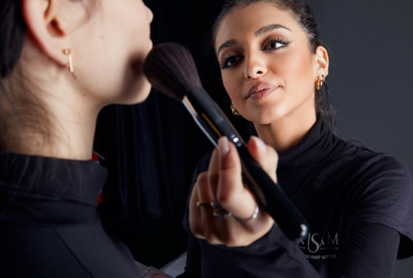 Diventare un makeup artist è molto più di una semplice professione: è un viaggio di passione e successo. Ogni pennellata, ogni sfumatura, racconta una storia unica, trasformando visi in opere d'arte. Inizia anche tu questo viaggio, dove la creatività si intreccia con la dedizione, e scopri come realizzare i sogni attraverso la bellezza.