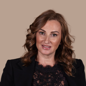 Un viaggio di passione e successo 1 Samantha Peluso, direttrice della prestigiosa Crisam Professional Make-up Academy, è considerata una delle migliori make-up artist italiane. Con la sua esperienza e passione, ha trasformato l'arte del trucco in una vera e propria professione, formando numerosi talenti che oggi brillano nel mondo della bellezza. La sua dedizione e il suo inconfondibile stile la rendono un punto di riferimento per chiunque desideri eccellere nel settore.