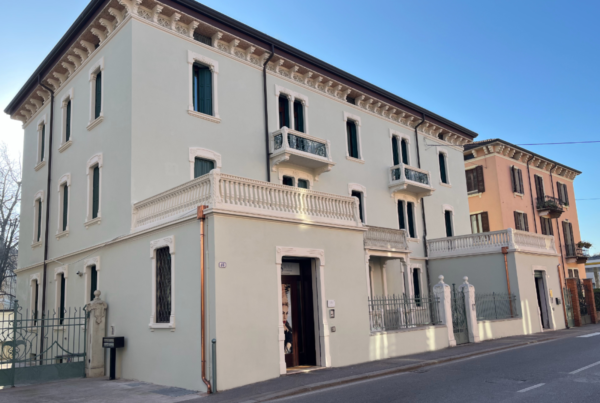 Accademia di Trucco Crisam: Corsi di Make-up con Certificazione Internazionale Partecipa ai corsi di make-up dell'Accademia di Trucco Crisam e ottieni una certificazione internazionale. La nostra accademia a Verona ti prepara per una carriera di successo nel settore del trucco professionale.