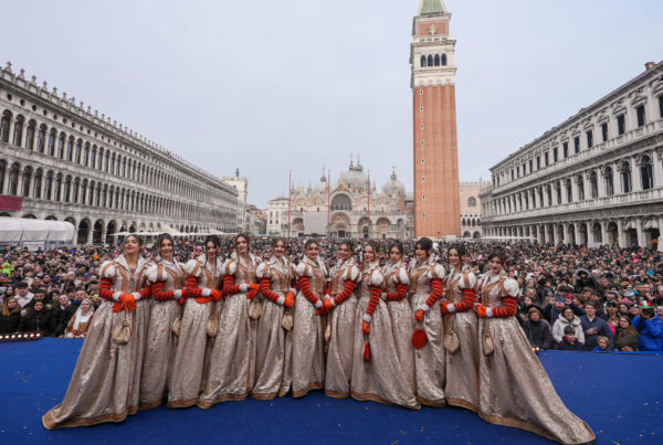 Crisam Professional Make-up Academy e il fascino delle 12 Marie al Carnevale di Venezia 2025 Il Carnevale di Venezia 2025 vedrà protagoniste le 12 Marie, simbolo di eleganza e tradizione. La giornata inizia nell’esclusivo backstage dell’Hotel Palazzo Vitturi, dove Mary Antoci e la sua assistente cureranno con maestria le acconciature, mentre il make-up sarà realizzato dalla Crisam Professional Make-up Academy sotto la direzione di Samantha Peluso. Vestite con sontuosi abiti dell’Atelier Pietro Longhi, confezionati con i pregiati tessuti Rubelli, le Marie riceveranno alle 14:00 il saluto della Presidente del Consiglio Comunale Ermelinda Damiano e di Rachele Sacco. Tra flash e interviste, partiranno in gondola dal traghetto di Santa Sofia per il suggestivo corteo acqueo. L’arrivo in Bacino San Marco sarà accolto dal Doge e dalla sua corte, per poi proseguire verso Piazza San Marco, dove il pubblico e l’iconico Casanova le attenderanno con entusiasmo.