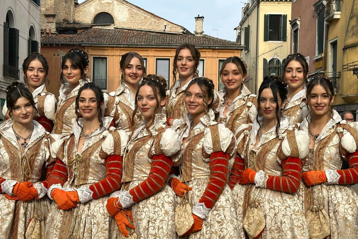 Carnevale di Venezia 2025 1 Crisam Professional Make-up Academy e Carnevale di Venezia 2025: bellezza, tradizione e formazione Il Carnevale di Venezia 2025 accoglie ancora una volta la storica sfilata delle 12 Marie, un evento che celebra l’eleganza e la raffinatezza della Serenissima. A rendere questo momento ancora più speciale è il contributo della Crisam Professional Make-up Academy, che curerà il make-up delle protagoniste con l’aiuto delle allieve selezionate per lo stage studentesse Accademia di Trucco Crisam. Sotto la guida di Samantha Peluso, le studentesse avranno l’opportunità di applicare tecniche professionali avanzate, realizzando look che esaltino la bellezza autentica delle Marie. L’acconciatura, affidata all’esperta Mary Antoci, completerà l’opera con pettinature eleganti e storicamente accurate. Questo stage formativo rappresenta un’occasione unica per le allieve della Crisam Professional Make-up Academy, che potranno acquisire esperienza diretta in un contesto di prestigio, lavorando fianco a fianco con i migliori professionisti del settore.