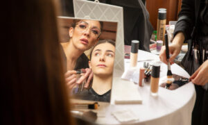 Newsletter 7 Vuoi trasformare il tuo talento per il makeup in una professione di successo? La Crisam Professional Makeup Academy è un’accademia di trucco professionale che offre programmi di formazione completi, mirati a fornire competenze aggiornate e specializzate. Grazie ai suoi corsi per makeup artist, potrai imparare a valorizzare diversi tipi di volto, conoscere a fondo i migliori prodotti cosmetici e apprendere le tecniche più richieste nel campo della moda, dello spettacolo e della fotografia. Un percorso di studio concreto e orientato all’inserimento lavorativo, per farti ottenere risultati tangibili fin dal primo giorno.