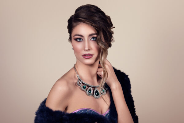 Formazione professionale ovunque tu sia: i corsi di trucco online firmati Crisam I corsi di trucco online by Crisam Professional Make-up Academy ti permettono di formarti con i migliori docenti del settore beauty, comodamente da casa tua. Non importa dove ti trovi: grazie alle videolezioni in streaming, al supporto dei tutor e ai materiali didattici sempre aggiornati, potrai seguire un percorso completo e altamente professionale. Che tu sia all’inizio o voglia perfezionare le tue competenze, troverai il corso adatto alle tue esigenze. Approfitta della promozione flash attiva fino all’11 Maggio 2025: iscrivendoti entro questa data potrai accedere a prezzi speciali e contenuti extra esclusivi.