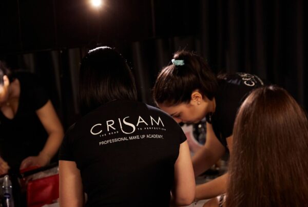 Dalla Tecnica al Successo: Il Percorso Crisam Crisam è molto più di una semplice scuola di trucco: è una vera e propria fucina di talento. Qui formiamo ogni giorno make-up artist professionisti pronti ad affrontare il mondo del lavoro con strumenti concreti e una visione chiara. Il nostro programma di formazione make-up unisce teoria, pratica e strategia. Non insegniamo solo a realizzare un trucco professionale, ma guidiamo ogni studente a costruire la propria identità professionale. Come? Con ore di laboratorio, shooting, simulazioni reali e approfondimenti su marketing, branding personale e gestione del cliente. La nostra accademia make-up è riconosciuta per il suo approccio innovativo e per l’attenzione costante alla qualità. Chi sceglie Crisam sa che diventare Make-up Artist significa mettersi in gioco sul serio. Non basta sognare: bisogna essere disposti a imparare, a evolversi, a lavorare con passione e costanza. E noi siamo qui per accompagnarti, passo dopo passo.