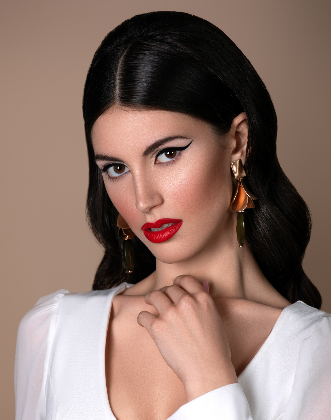 Scopri il Workshop Eyeliner di Crisam, un’esperienza formativa unica dedicata a chi desidera padroneggiare l’arte dell’eyeliner con risultati impeccabili. Durante due lezioni pratiche, imparerai tecniche esclusive per ottenere linee precise, sfumate o grafiche, perfette per ogni occasione e forma dell’occhio. Il programma è strutturato per alternare momenti teorici dimostrativi e sessioni operative individuali, sotto la guida di professionisti esperti del settore. Grazie a un approccio step-by-step, acquisirai sicurezza nell’applicazione, nella scelta dei prodotti e nella personalizzazione del look in base a volto e stile. Il workshop è ideale per aspiranti make‑up artist, beauty blogger, professioniste della bellezza o semplici appassionate. Svolto in strutture moderne e accoglienti, è anche una preziosa opportunità di networking con altre partecipanti. Trasforma il tuo trucco, perfeziona la tua tecnica e lasciati ispirare: iscriviti ora al workshop eyeliner firmato Crisam!