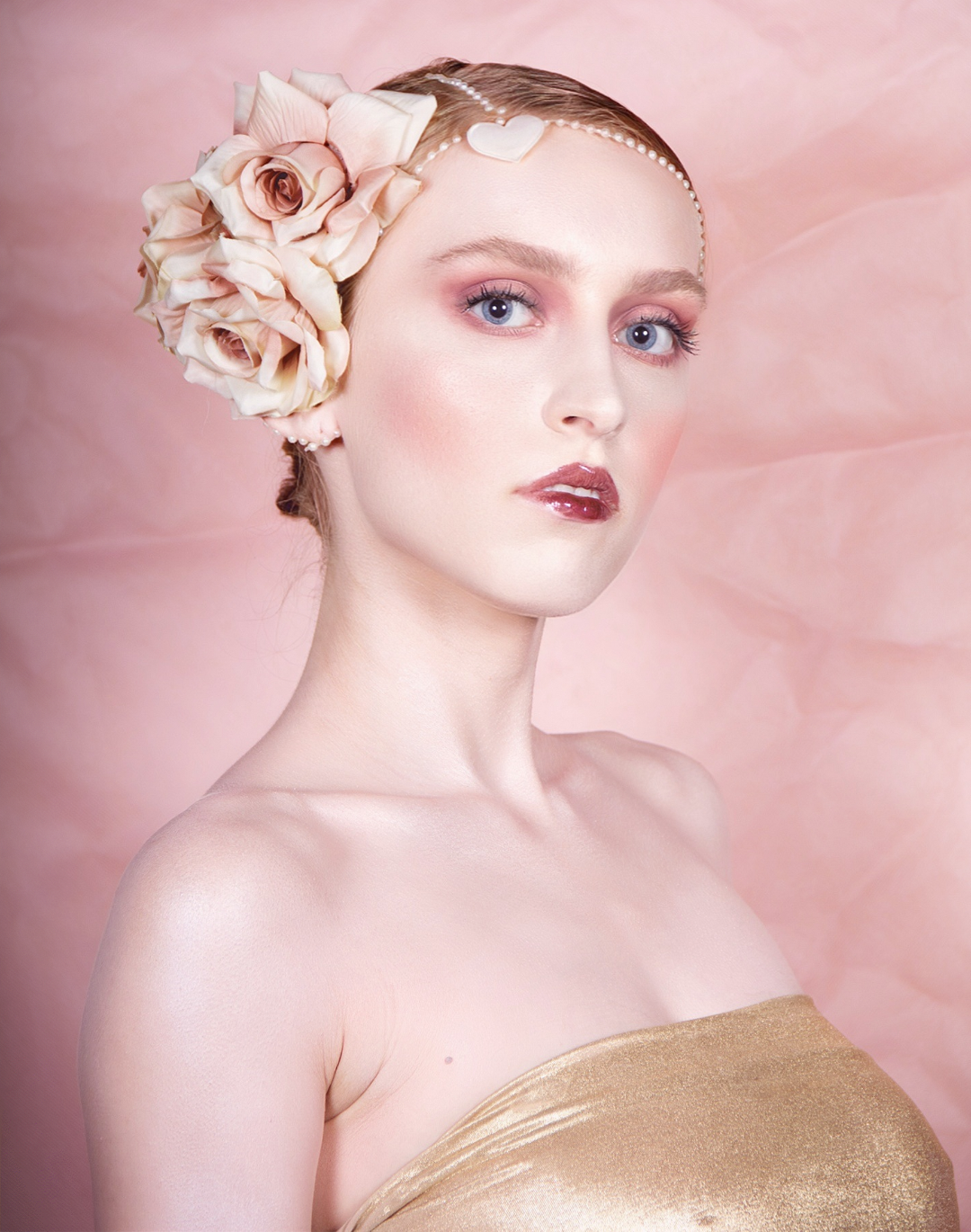 spirazionale e descrittivo A novembre 2025 torna uno dei percorsi più attesi per i professionisti del make-up: il Master in Trucco Editoriale Moda, organizzato da Crisam Professional Make-up Academy, tra le più rinomate accademie di trucco professionale in Italia. Un'esperienza formativa intensa e stimolante, pensata per chi desidera specializzarsi nel settore moda e fotografia editoriale, dove creatività, tecnica e visione artistica si fondono. Durante il master, i partecipanti apprenderanno le tecniche avanzate del make-up da set, lavoreranno su progetti reali e avranno la possibilità di costruire un portfolio professionale di alto livello, guidati da docenti e make-up artist affermati nel panorama moda. Un’opportunità imperdibile per affinare il proprio stile, acquisire competenze concrete e prepararsi a collaborare con fotografi, stylist e riviste di settore. Crisam è il luogo dove il talento prende forma, e dove il trucco diventa linguaggio visivo e identità creativa.