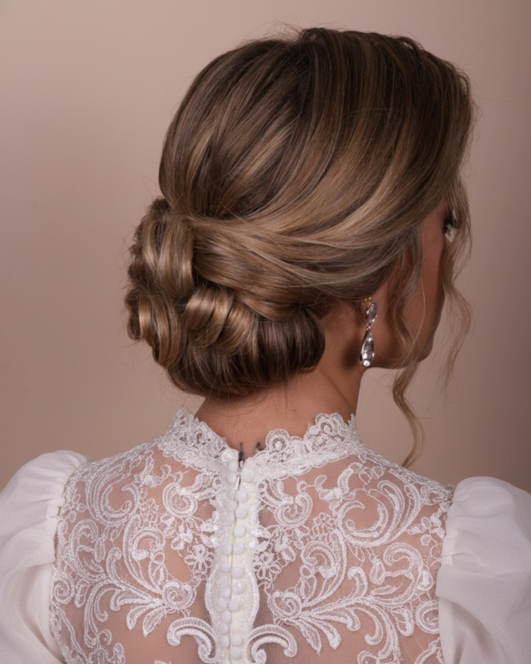 Corso di acconciature sposa Verona – Diventa la professionista che ogni sposa desidera Se sogni di trasformare la tua passione in un vero talento professionale, il nostro Corso di acconciature sposa Verona è il passo che fa la differenza. Qui non impari solo tecniche: impari a creare emozioni. Ogni raccolto, ogni onda, ogni intreccio nasce per valorizzare una sposa nel giorno più importante della sua vita. Con il nostro metodo pratico e guidato potrai acquisire sicurezza, precisione e uno stile personale capace di distinguerti nel mercato. Il corso ti offre ore di esercitazione reale, consigli delle docenti e un programma completo, adatto sia a chi inizia sia a chi vuole perfezionarsi. È la scelta ideale per diventare una specialista richiesta nel mondo wedding in tutto il Veneto. Se desideri crescere, farti conoscere e proporre servizi d’eccellenza, questo corso acconciatura sposa è pensato esattamente per te.