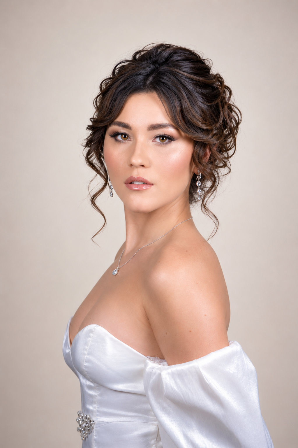 Corso di Trucco Beauty Sposa - inizio 15 Settembre 2026 1 Corso di Trucco Beauty Sposa Verona Il Corso Trucco Beauty Sposa a Verona di Crisam Professional Make-up Academy nasce per formare nuove figure professionali nel settore beauty e wedding. Attraverso un percorso completo e strutturato, gli allievi imparano le tecniche fondamentali del trucco professionale, dalla preparazione della pelle fino alla realizzazione del trucco sposa lunga tenuta. Il corso è ideale per chi desidera diventare Make-Up Artist professionista e lavorare con spose, shooting fotografici, eventi e clienti private. Le lezioni pratiche permettono di sviluppare sicurezza tecnica e capacità creative reali. La formazione si svolge a Verona, città strategica per il mondo wedding e cerimonie. Le classi sono a numero chiuso con massimo 10 partecipanti, così da garantire attenzione personalizzata durante ogni lezione. Il percorso include teoria dei colori, contouring, trucco occhi professionale e gestione cliente. Inizio corso previsto per il 15 settembre 2026 con frequenza settimanale.