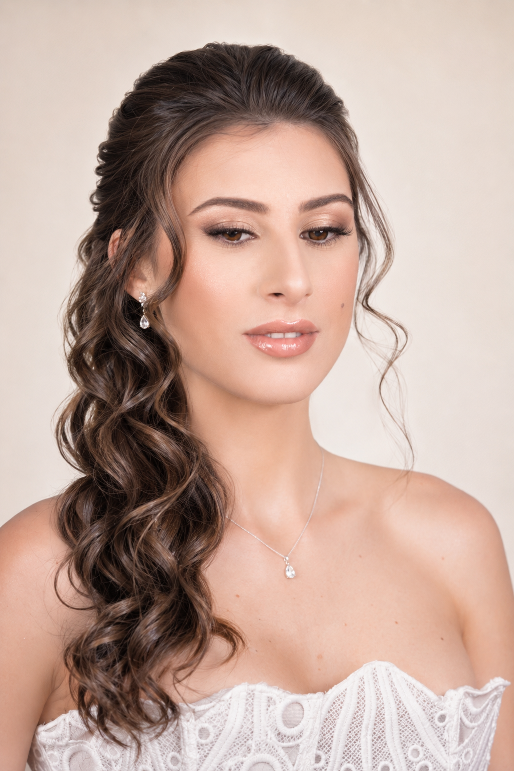 Corso di Trucco Beauty Sposa - inizio 15 Settembre 2026 2 Accademia Trucco Professionale Verona Frequentare un’accademia di trucco professionale a Verona significa acquisire competenze concrete richieste dal mercato beauty moderno. Crisam Professional Make-up Academy propone un Corso Trucco Beauty Sposa pensato per chi desidera diventare Make-Up Artist professionista attraverso un metodo formativo serio e strutturato. Le lezioni combinano teoria professionale, dimostrazioni live ed esercitazioni pratiche continue. Gli studenti imparano a realizzare trucco sposa naturale, make-up glamour, smokey eyes, contouring e camouflage professionale. Grande attenzione viene dedicata alla preparazione della pelle e alla scelta dei prodotti più adatti per garantire durata e resa estetica impeccabile. Il corso prevede massimo 10 partecipanti per offrire supporto individuale durante tutto il percorso formativo. Verona rappresenta una città strategica per inserirsi nel settore wedding grazie all’elevata richiesta di professionisti beauty per matrimoni ed eventi. Al termine del corso viene rilasciato il certificato professionale Crisam Professional Make-up Academy.