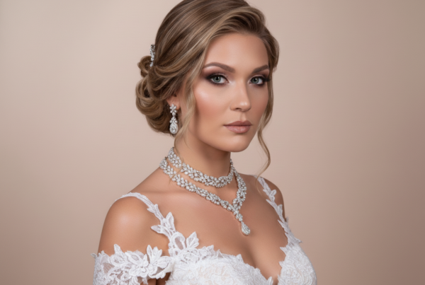 Corso Make-Up Artist Wedding Verona Il Corso Make-Up Artist Wedding Verona di Crisam Professional Make-up Academy è pensato per chi desidera costruire una carriera professionale nel settore beauty e sposa. Il percorso formativo permette di apprendere tecniche moderne di trucco beauty professionale attraverso lezioni pratiche, dimostrazioni live ed esercitazioni continue. Durante il corso gli studenti imparano a realizzare make-up sposa lunga tenuta, trucco naturale, look glamour e tecniche avanzate di valorizzazione del viso. Grande importanza viene dedicata allo studio delle morfologie del volto, teoria dei colori e preparazione della pelle per garantire risultati professionali e duraturi. Il settore wedding richiede Make-Up Artist preparati, capaci di lavorare con precisione e sicurezza durante eventi e matrimoni. Verona rappresenta una città strategica per inserirsi nel mondo bridal grazie all’elevata richiesta di professionisti beauty. Le classi sono a numero chiuso con massimo 10 partecipanti per garantire qualità didattica e supporto individuale durante ogni lezione.