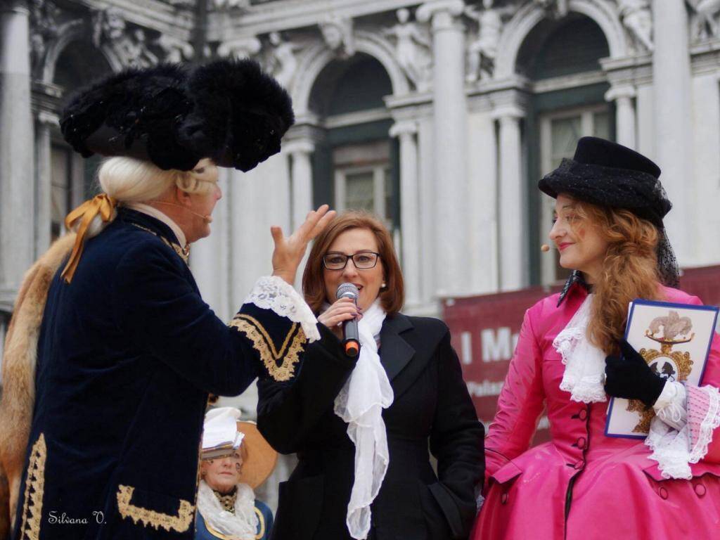 Crisam Professional Make-up Academy: La Scuola di Trucco a Verona Diretta dalla Celebre Samantha Peluso La Crisam Professional Make-up Academy è l’accademia di trucco di riferimento in Italia per chi desidera una formazione make-up artist di alto livello. Con sede a Verona, offre corsi di trucco professionale e corsi di make-up professionale, pensati per preparare i futuri make-up artist a lavorare nei settori beauty, moda, cinema e spettacolo. A dirigere questa prestigiosa accademia è Samantha Peluso, make-up artist e trainer internazionale con un curriculum straordinario. Ha lavorato con star come Anna Wintour, Nicole Scherzinger ed Emily Blunt, curato il make-up di produzioni cinematografiche come Un Mercante di Venezia e Casanova, ed è stata team leader per eventi esclusivi, tra cui i matrimoni di George Clooney e Bastian Schweinsteiger. Con il suo team, ha seguito anche eventi di fama mondiale come le sfilate di Dolce & Gabbana, il Carnevale di Venezia e la Mostra Internazionale del Cinema di Venezia. I nostri corsi di trucco professionale a Verona in Italia garantiscono una preparazione completa, combinando teoria e pratica con un approccio innovativo e altamente professionale. Se vuoi trasformare la tua passione per il make-up in una carriera di successo, scegli la Crisam Professional Make-up Academy e accedi a un mondo di opportunità!