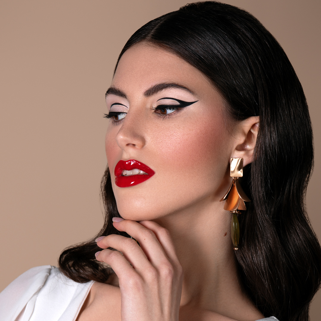 Raggiungi l'Eccellenza nell'Arte del Trucco con l'Accademia di Trucco Professionale Crisam a Verona Scopri il tuo talento nell'universo del trucco artistico presso l'Accademia di Trucco Professionale Crisam a Verona, dove la passione si trasforma in competenza. Vuoi diventare un esperto nel mondo del trucco? L'Accademia di Trucco Professionale Crisam a Verona è la tua destinazione ideale. Qui, sotto la guida di professionisti del settore, potrai acquisire le competenze necessarie per eccellere nel campo della bellezza e dell'arte del trucco. Attraverso corsi mirati e pratiche intensive, imparerai le ultime tendenze e tecniche per trasformare visi e espressioni con creatività e precisione. Scegli l'eccellenza, scegli Crisam a Verona.