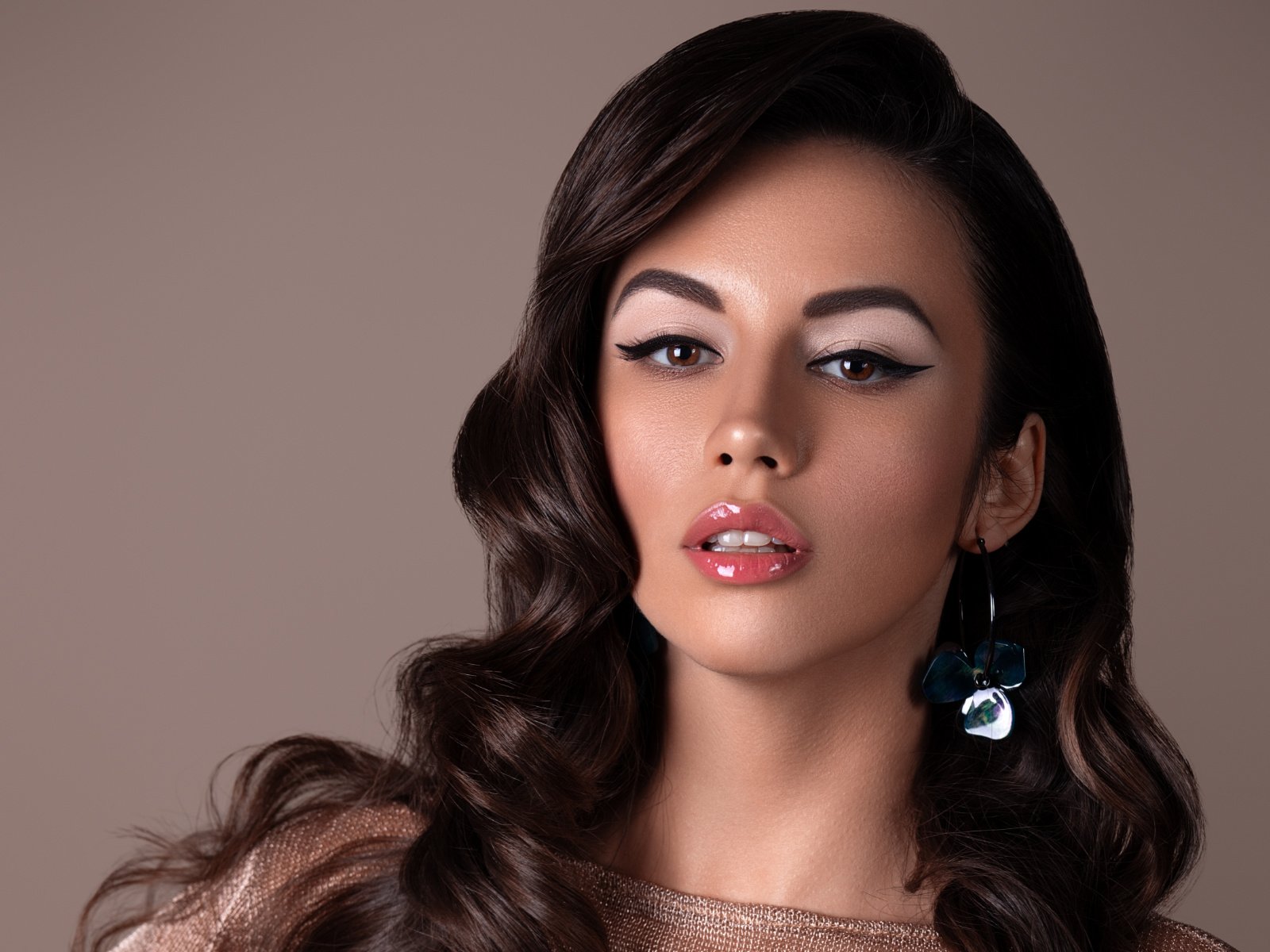 Scopri l'eccellenza nei corsi di trucco in Italia Vuoi perfezionare le tue abilità nel mondo del trucco? Entra nel mondo di Crisam Professional Make-Up Academy a Verona e preparati a un'esperienza straordinaria. Con sede nel cuore dell'incantevole Verona, offriamo corsi di trucco di livello mondiale che ti consentono di eccellere nel settore. Dai fondamenti agli avanzamenti più recenti, i nostri istruttori esperti ti guideranno attraverso ogni passo del processo. Ogni corso è progettato per adattarsi alle tue esigenze, garantendo una formazione personalizzata e di alta qualità. Unisciti a noi e trasforma la tua passione per il trucco in una carriera soddisfacente e gratificante.