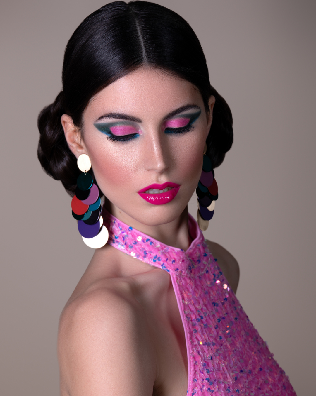 Rivela il Tuo Stile Unico: Workshop Colorful Makeup a Verona! Sii audace, sii luminoso, sii te stesso! Unisciti a noi per un'esperienza di trucco colorato a Verona, dove imparerai a esprimere il tuo stile unico attraverso una tavolozza di colori vibranti. È il momento di metterti in mostra con il trucco colorato!