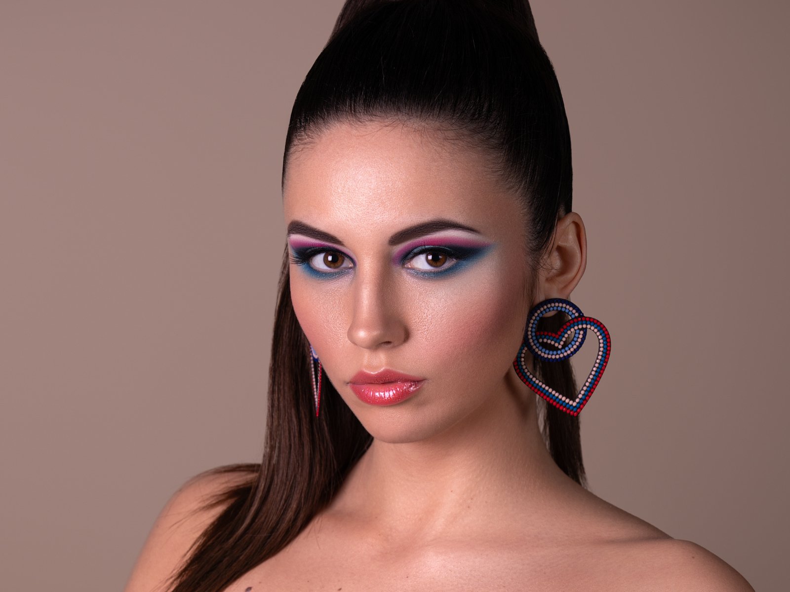 Esplora la Creatività al Workshop Colorful Make-up di Crisam Academy Un viaggio nel colore e nell'arte del trucco Nel cuore dell'estetica moderna, l'Accademia di Trucco Crisam presenta il suo esclusivo workshop "Colorful Make-up". Un'esperienza formativa unica, dedicata a chi desidera esplorare le infinite possibilità del make-up attraverso l'uso audace e creativo del colore. Guidati da esperti del settore, i partecipanti scopriranno tecniche innovative e tendenze all'avanguardia, imparando a valorizzare ogni tipo di bellezza con tocchi di colore vibranti. Il workshop è pensato per aspiranti make-up artist che vogliono distinguersi nel panorama della bellezza, offrendo strumenti, ispirazione e competenze per creare look mozzafiato. Unisciti a noi per trasformare la tua passione in arte e dare vita a creazioni che lasciano il segno. Sottotitolo: Diventa Protagonista del Cambiamento nel Mondo del Make-up Il Workshop Colorful Make-up di Crisam Academy è più di un semplice corso; è una porta verso nuovi orizzonti professionali nel mondo del make-up artistico. Attraverso sessioni pratiche ed esercitazioni, i partecipanti avranno l'opportunità di sperimentare direttamente sul campo, mettendo a frutto le conoscenze acquisite e sviluppando uno stile personale distintivo. Al termine del workshop, ogni artista sarà equipaggiato per affrontare le sfide del mercato attuale, portando un soffio di freschezza e originalità nel settore. Non perdere l'occasione di far parte di una community di talenti emergenti, pronti a fare la differenza con la loro arte. Iscriviti ora al Workshop Colorful Make-up e inizia il tuo viaggio verso il successo con Crisam Academy.