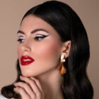 Scopri Attending Academy 2 Crisam Makeup Academy: Punto di Riferimento per Aspiranti Make-up Artist Formazione Completa e Avanzata La Crisam Makeup Academy è riconosciuta per la sua eccellenza nel campo del make-up in Italia. Offre corsi che vanno dai fondamenti del trucco fino alle tecniche più avanzate, ideali sia per principianti che per professionisti che desiderano perfezionare le loro abilità. Gli studenti vengono preparati a lavorare in vari ambiti del settore, come cinema, televisione e moda, garantendo una formazione che combina pratica e teoria in maniera equilibrata.