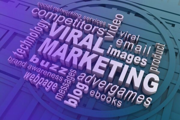 Creazione di Contenuti Video per Make-Up Artist Come i Video Possono Rivoluzionare il Tuo Business Nel settore del make-up, i contenuti video possono fare una grande differenza nella promozione del tuo lavoro e nel coinvolgimento del pubblico. Piattaforme come YouTube, Instagram e TikTok sono perfette per condividere tutorial di make-up, recensioni di prodotti e dimostrazioni di tecniche. I video offrono un modo dinamico e coinvolgente per mostrare le tue abilità, permettendo ai potenziali clienti di vedere in azione ciò che sei capace di fare. Creare un canale YouTube con contenuti regolari può aiutarti a costruire una base di follower fedeli, che possono trasformarsi in clienti. Le dirette Instagram e Facebook offrono un’opportunità per interagire direttamente con il pubblico, rispondendo a domande e mostrando il processo creativo in tempo reale. Inoltre, i video possono essere utilizzati per promuovere eventi speciali, offerte o collaborazioni con altri professionisti del settore. Non dimenticare di ottimizzare i tuoi video con parole chiave pertinenti per migliorare la loro visibilità sui motori di ricerca. In conclusione, l’utilizzo strategico dei video può non solo ampliare il tuo pubblico, ma anche rafforzare la tua reputazione come esperto nel campo del make-up.