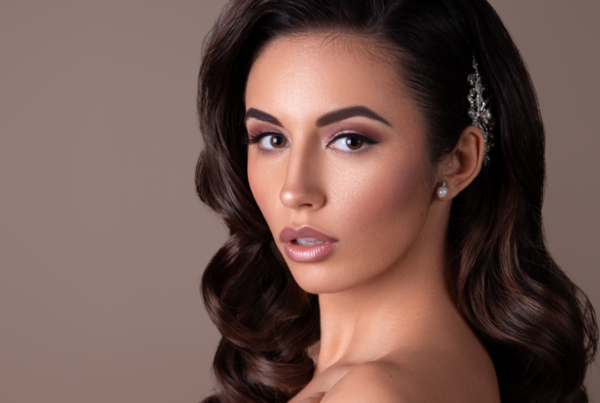 Iscriviti al corso di Trucco Beauty della Crisam Professional Make-up Academy, con inizio il 10 settembre 2024, e diventa un truccatore professionista! Il corso è suddiviso in tre moduli: Trucco Correttivo Morfologico, Trucco Camouflage e Trucco Sposa. Nel modulo di Trucco Correttivo Morfologico, imparerai a correggere e valorizzare i punti di forza del viso, creando un look armonioso. Il Trucco Camouflage ti insegnerà a coprire cicatrici e discromie, utilizzando prodotti specifici per ottenere una base perfetta. Il modulo di Trucco Sposa è dedicato a creare look eleganti e duraturi per il giorno del matrimonio. Alla fine del corso, dopo una verifica, riceverai il certificato internazionale Crisam Professional Make-up, certificato UNI EN ISO 9001:2015 e riconosciuto a livello europeo (EQF 4). Questo attestato ti preparerà per entrare nel mercato del beauty e del wedding. Affrettati, solo due posti disponibili!