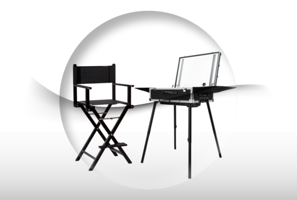 Postazioni makeup professionali: soluzioni tecnologiche e design avanzato Le postazioni makeup di ultima generazione, disponibili in Italia, rappresentano il perfetto connubio tra tecnologia, design e praticità. Pensate per truccatori esperti e accademie di bellezza, queste postazioni sono progettate per ottimizzare ogni fase del lavoro. I modelli più innovativi includono specchi con luci LED integrate, regolabili in temperatura per simulare diverse condizioni di illuminazione, come luce naturale o artificiale. I cassetti a chiusura ammortizzata e gli organizer interni consentono di tenere ogni prodotto e strumento sempre in ordine, riducendo i tempi di preparazione. Alcune postazioni sono dotate di prese USB e vani per dispositivi elettronici, perfetti per collegare asciugacapelli, piastre o dispositivi digitali. In un’ottica di sostenibilità, molte aziende italiane utilizzano materiali eco-compatibili, come il legno certificato FSC e vernici prive di solventi. Queste postazioni, personalizzabili in finiture e colori, si adattano a qualsiasi ambiente, dal salone di lusso al piccolo studio privato, conferendo un tocco di eleganza e professionalità.