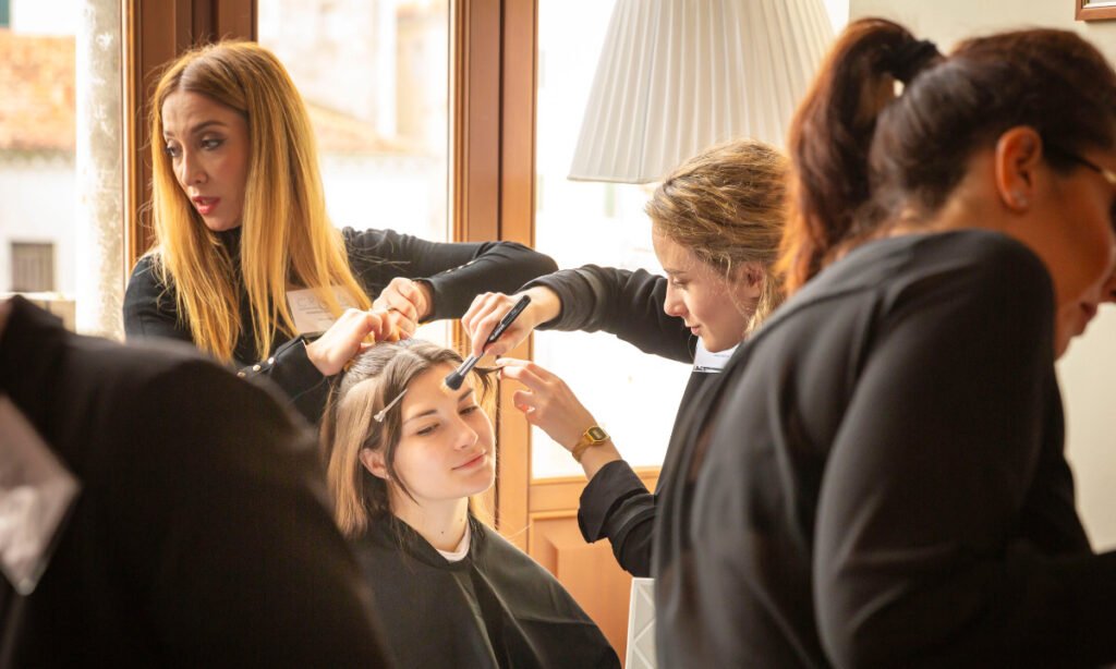 Testimonianze Studentesse ed ex Studentesse 3 L’evoluzione continua delle tendenze beauty richiede professionisti capaci di reinventarsi e aggiornarsi costantemente. Per questo, la Crisam Professional Makeup Academy offre un percorso completo da accademia di trucco professionale, in grado di formare makeup artist pronti ad affrontare sfide sempre nuove. Con un’offerta diversificata di corsi per makeup artist, l’accademia copre tutti gli ambiti del makeup: dal trucco correttivo e fotografico, fino alle tecniche più innovative per eventi e passerelle. Inoltre, la consulenza personalizzata e la possibilità di confrontarsi con docenti di fama nel settore garantiscono uno sviluppo ottimale delle tue abilità creative. Percorso completo di trucco
