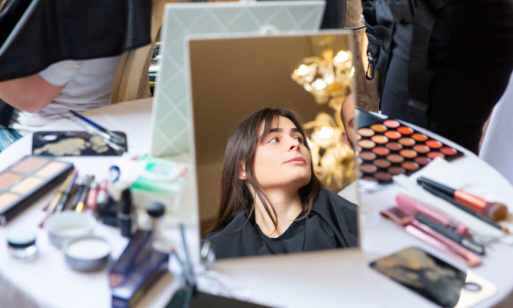 Testimonianze Studentesse ed ex Studentesse 6 Se sogni di acquisire competenze specifiche e diventare un vero professionista del makeup, la Crisam Professional Makeup Academy è il punto di riferimento in Veneto, vicino a Verona. Riconosciuta come la migliore accademia di trucco professionale in Italia, offre corsi per makeup artist pensati per fornire solide basi tecniche e creative. Imparerai a valorizzare ogni tipo di viso, a scegliere i prodotti ideali e a gestire il tuo lavoro con professionalità.