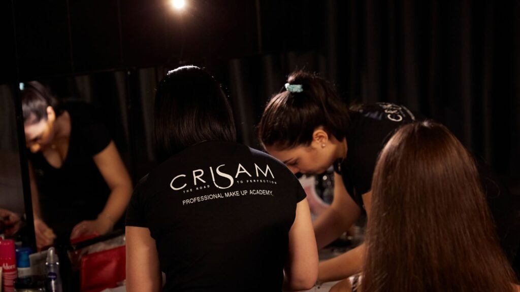 Le nostre studentesse raccontano - Testimonianze 5 Dalla Tecnica al Successo: Il Percorso Crisam Crisam è molto più di una semplice scuola di trucco: è una vera e propria fucina di talento. Qui formiamo ogni giorno make-up artist professionisti pronti ad affrontare il mondo del lavoro con strumenti concreti e una visione chiara. Il nostro programma di formazione make-up unisce teoria, pratica e strategia. Non insegniamo solo a realizzare un trucco professionale, ma guidiamo ogni studente a costruire la propria identità professionale. Come? Con ore di laboratorio, shooting, simulazioni reali e approfondimenti su marketing, branding personale e gestione del cliente. La nostra accademia make-up è riconosciuta per il suo approccio innovativo e per l’attenzione costante alla qualità. Chi sceglie Crisam sa che diventare Make-up Artist significa mettersi in gioco sul serio. Non basta sognare: bisogna essere disposti a imparare, a evolversi, a lavorare con passione e costanza. E noi siamo qui per accompagnarti, passo dopo passo.
